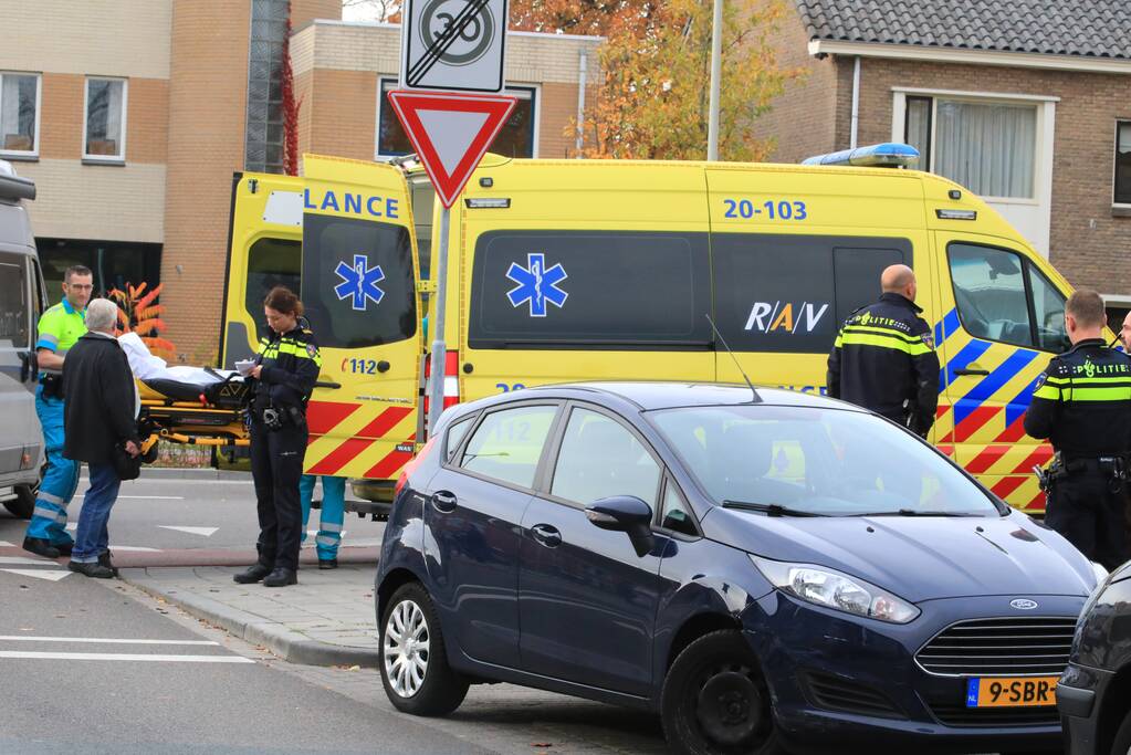 Afslaande auto ziet scooterrijder over het hoofd