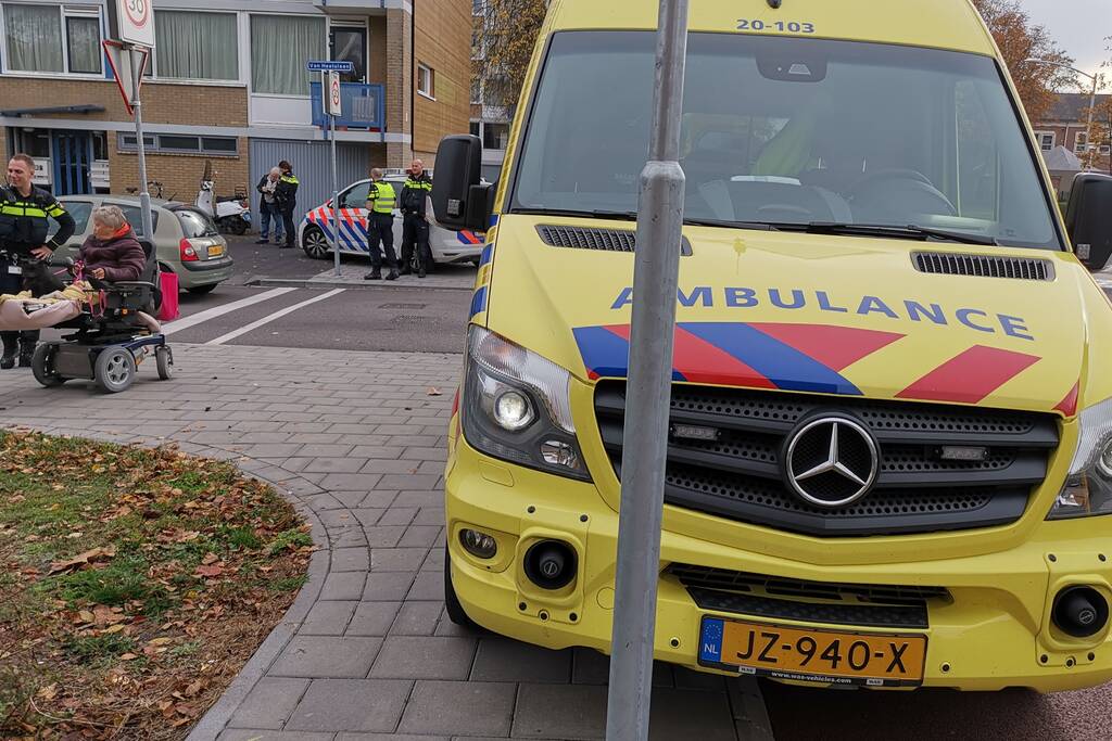 Afslaande auto ziet scooterrijder over het hoofd