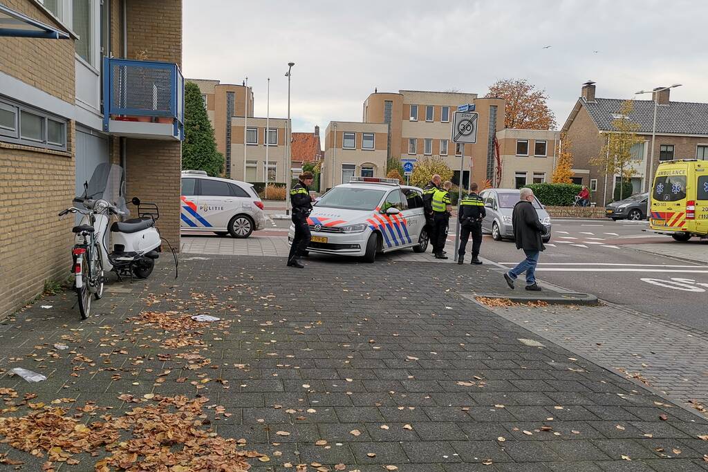 Afslaande auto ziet scooterrijder over het hoofd