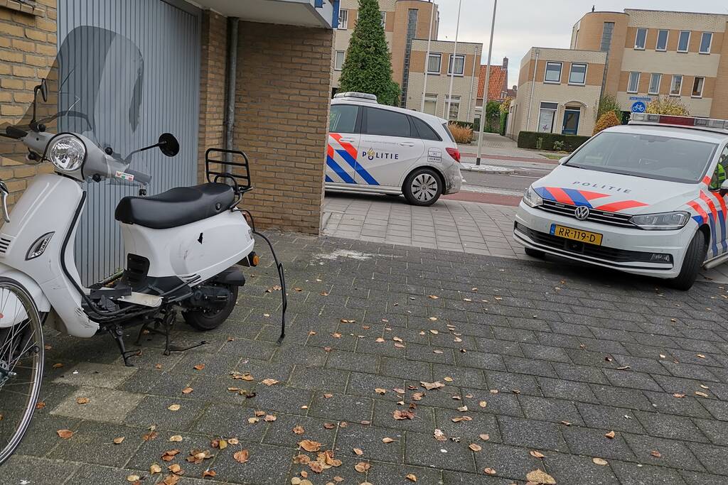 Afslaande auto ziet scooterrijder over het hoofd
