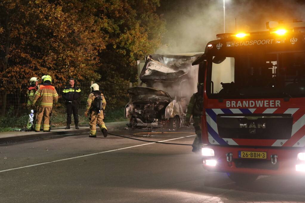 Bestelwagen verwoest na brand