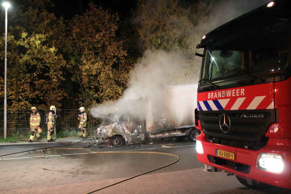 Bestelwagen verwoest na brand