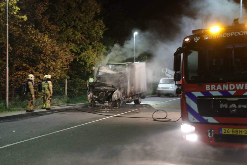 Bestelwagen verwoest na brand