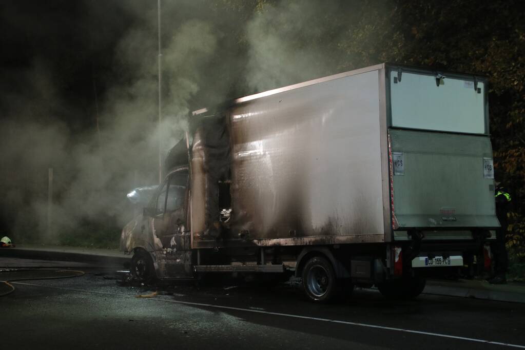 Bestelwagen verwoest na brand
