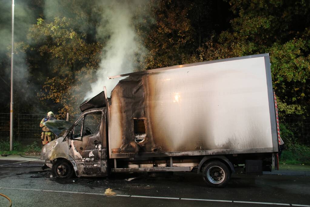 Bestelwagen verwoest na brand