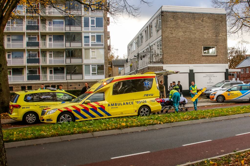 Scholiere flink onderuit op glad wegdek