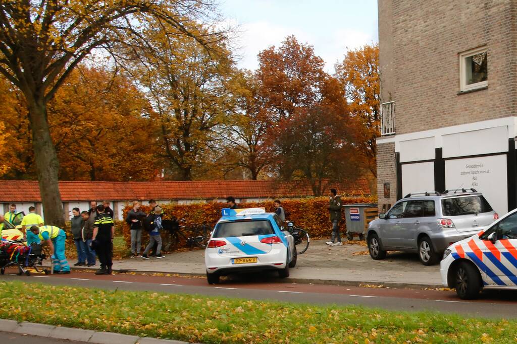 Scholiere flink onderuit op glad wegdek