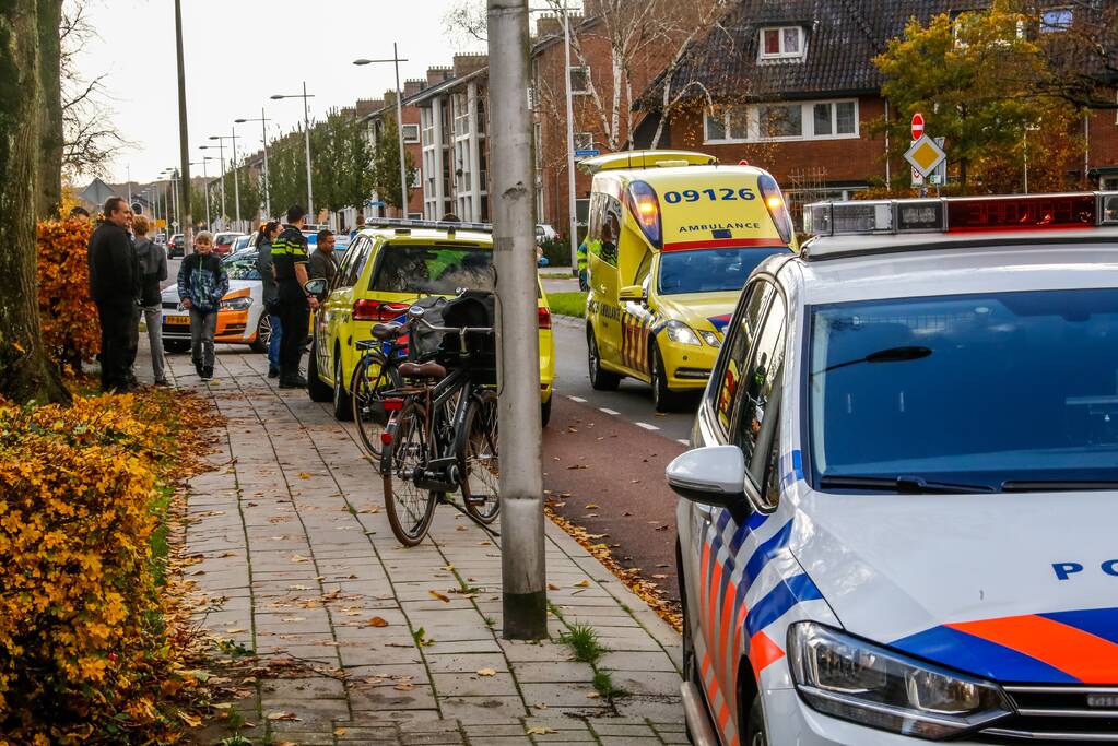 Scholiere flink onderuit op glad wegdek