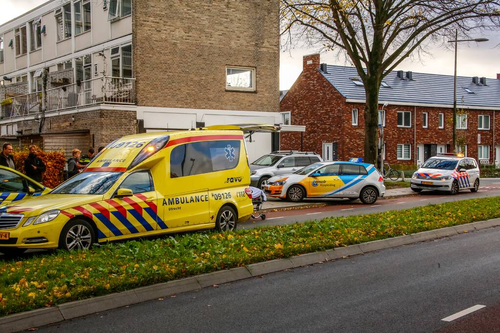 Scholiere flink onderuit op glad wegdek