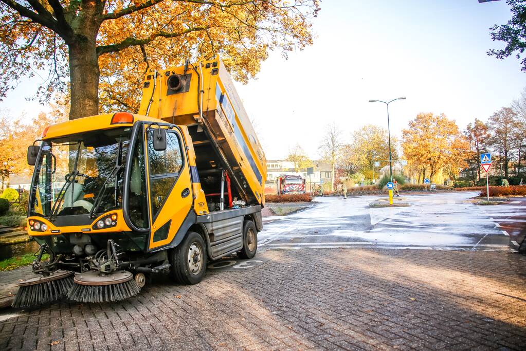 Rotonde afgesloten door kapotte veegwagen