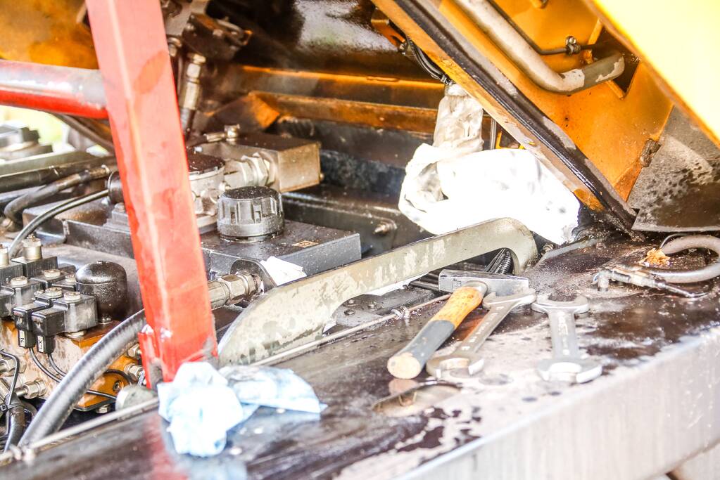 Rotonde afgesloten door kapotte veegwagen