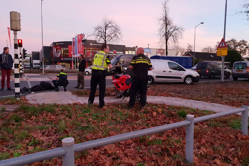 Motorrijder onderuit en raakt gewond