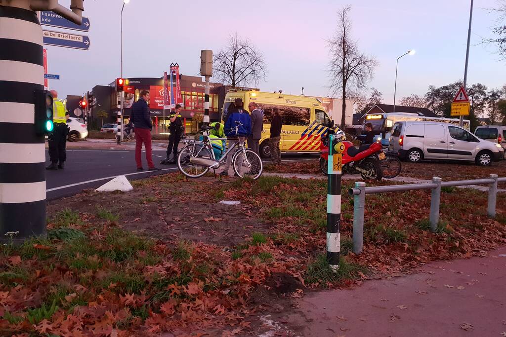 Motorrijder onderuit en raakt gewond
