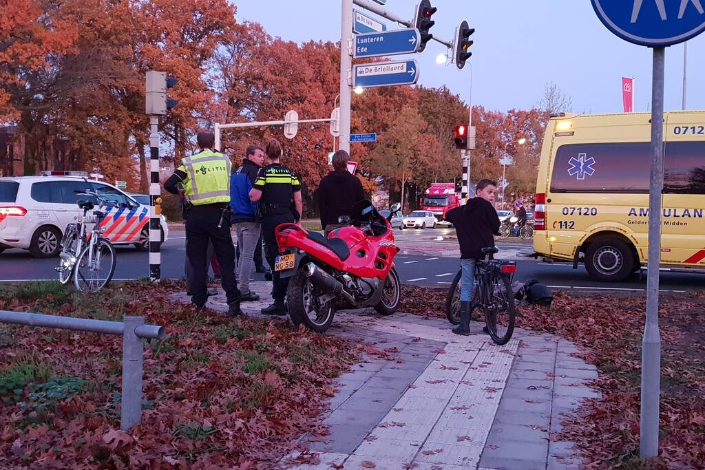 Motorrijder onderuit en raakt gewond