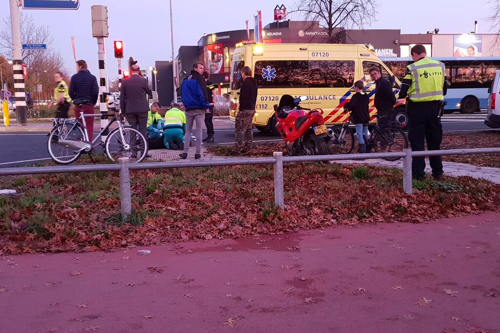 Motorrijder onderuit en raakt gewond