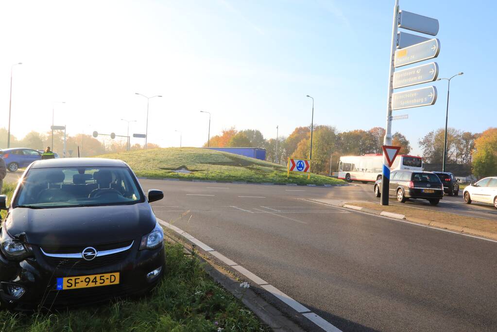 Twee voertuigen botsen op rotonde