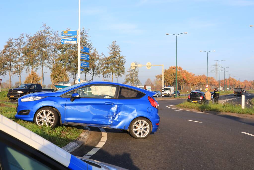 Twee voertuigen botsen op rotonde