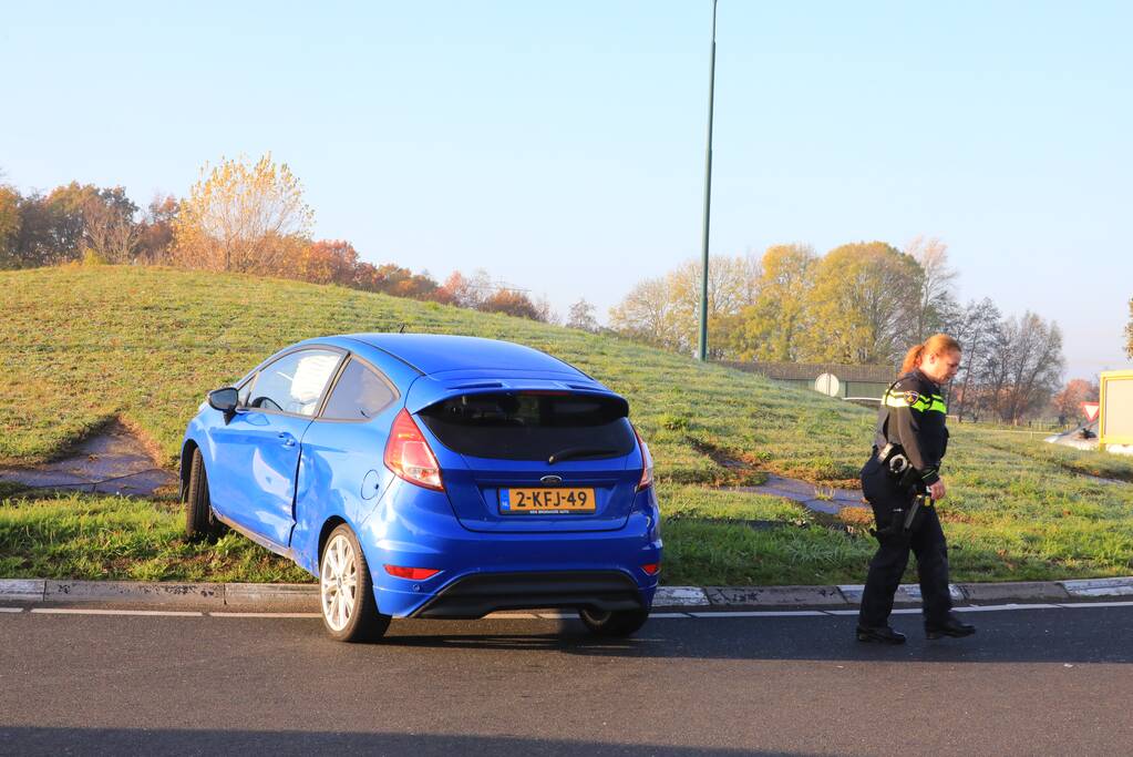 Twee voertuigen botsen op rotonde
