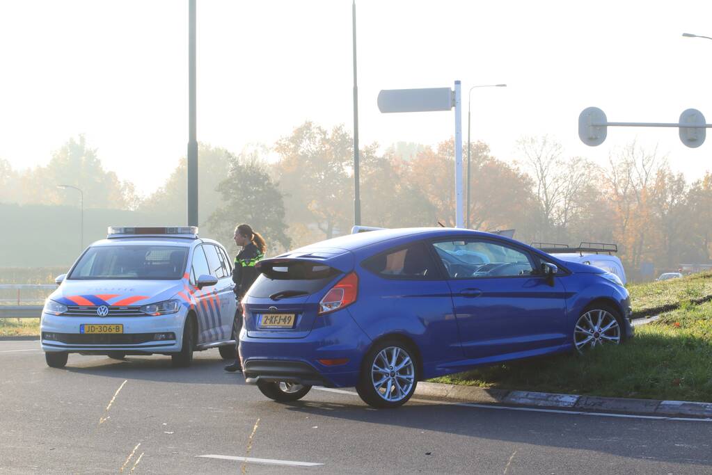 Twee voertuigen botsen op rotonde