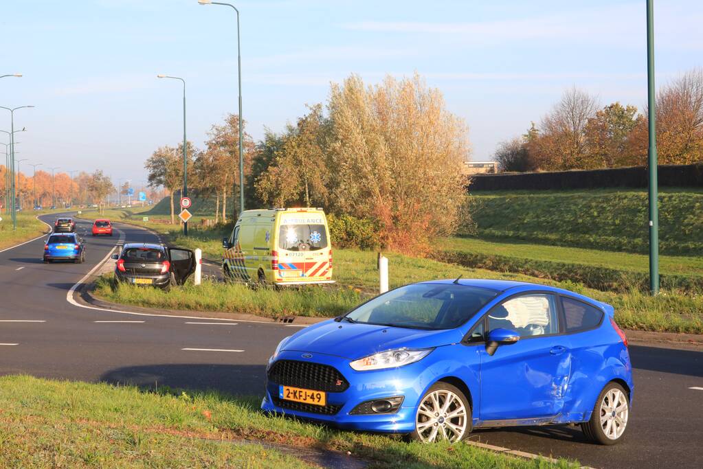Twee voertuigen botsen op rotonde