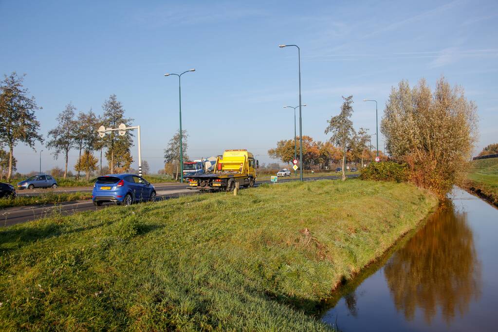 Twee voertuigen botsen op rotonde