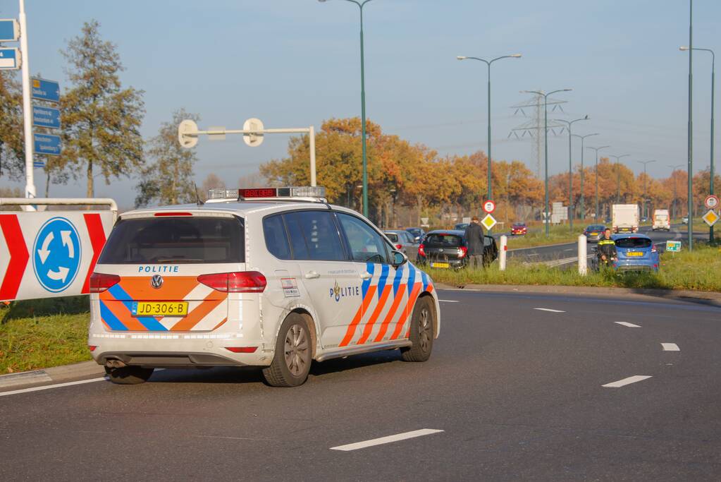 Twee voertuigen botsen op rotonde