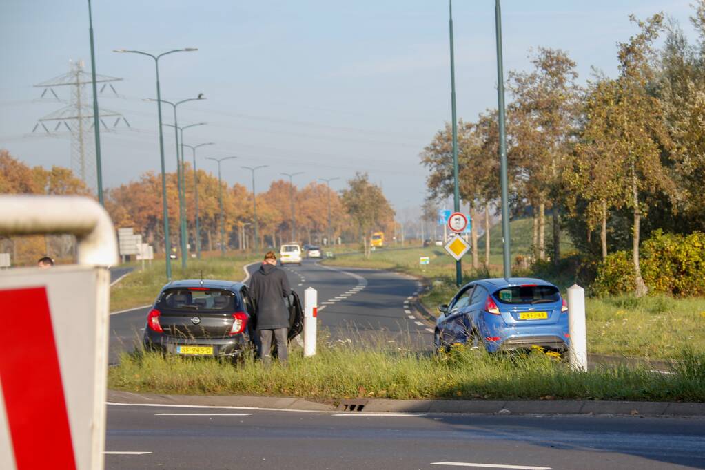 Twee voertuigen botsen op rotonde