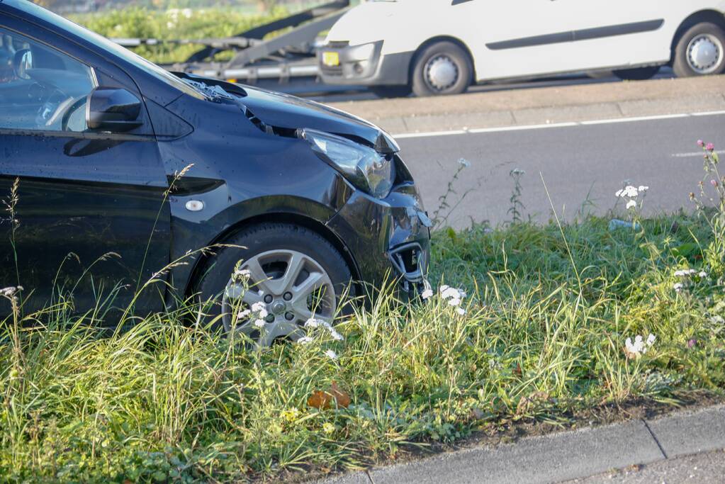 Twee voertuigen botsen op rotonde