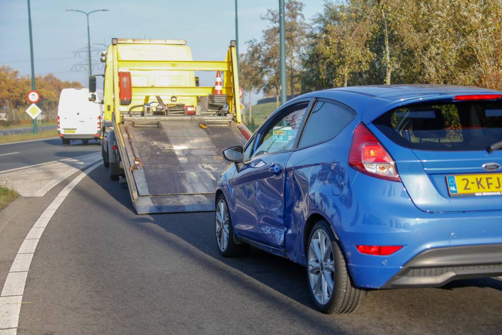Twee voertuigen botsen op rotonde