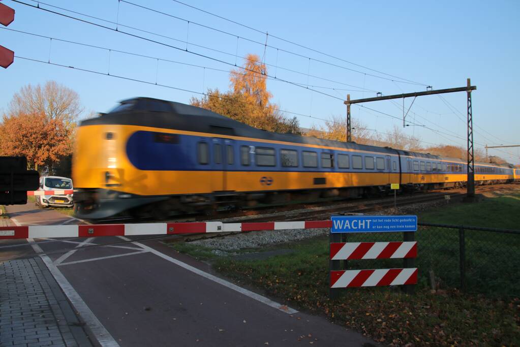 Spoorwegovergang beschadigd en verkeer loopt vast