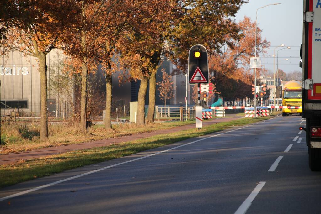 Spoorwegovergang beschadigd en verkeer loopt vast