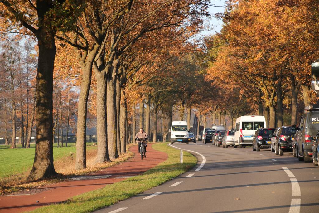 Spoorwegovergang beschadigd en verkeer loopt vast