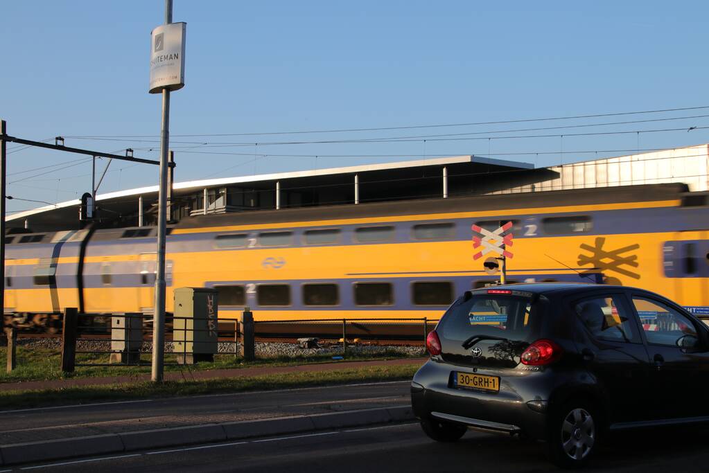 Spoorwegovergang beschadigd en verkeer loopt vast