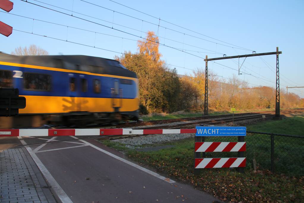 Spoorwegovergang beschadigd en verkeer loopt vast