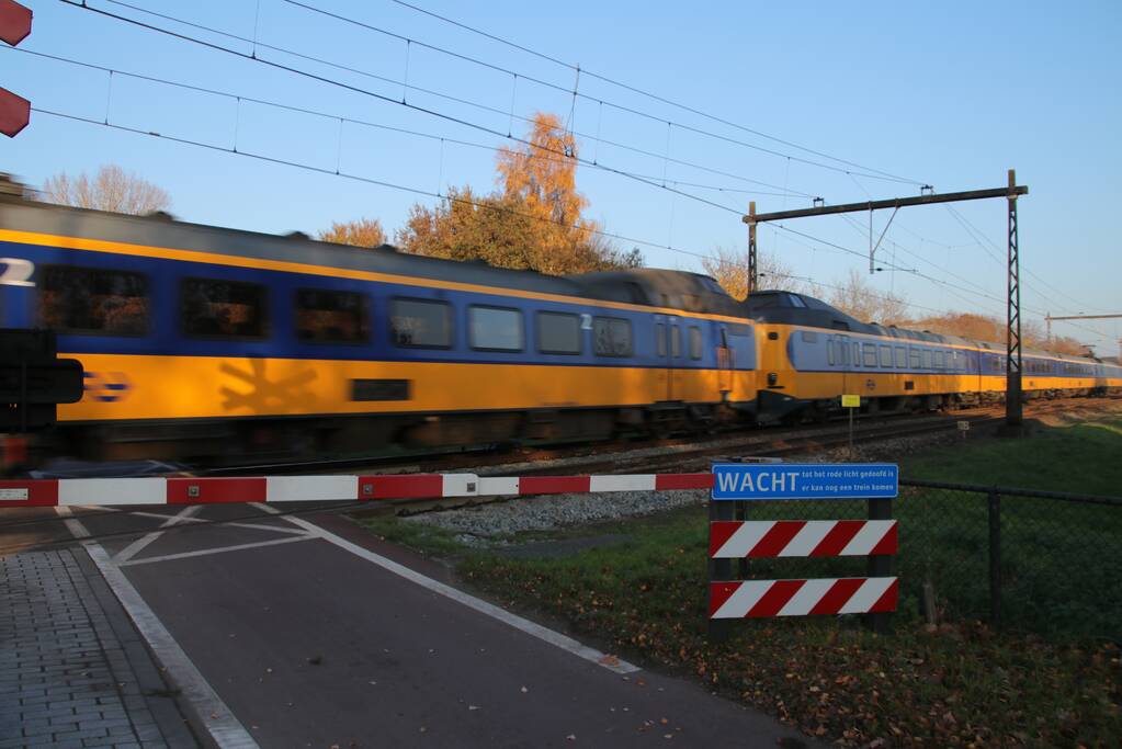 Spoorwegovergang beschadigd en verkeer loopt vast