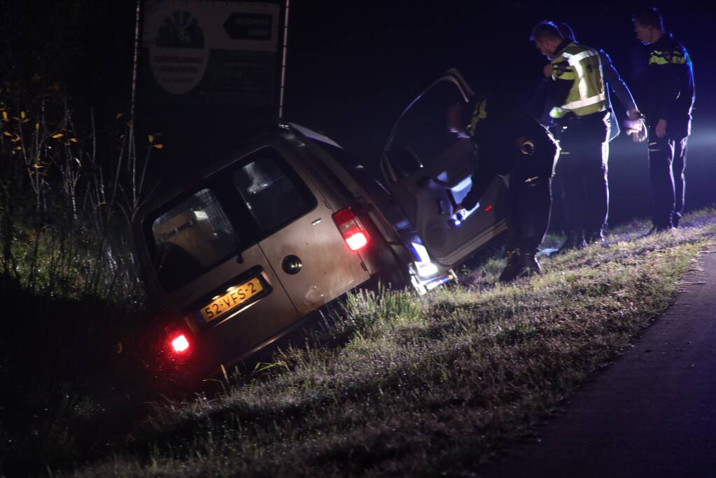 Bestelbus belandt in de sloot na achtervolging door de politie