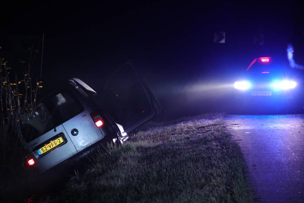 Bestelbus belandt in de sloot na achtervolging door de politie