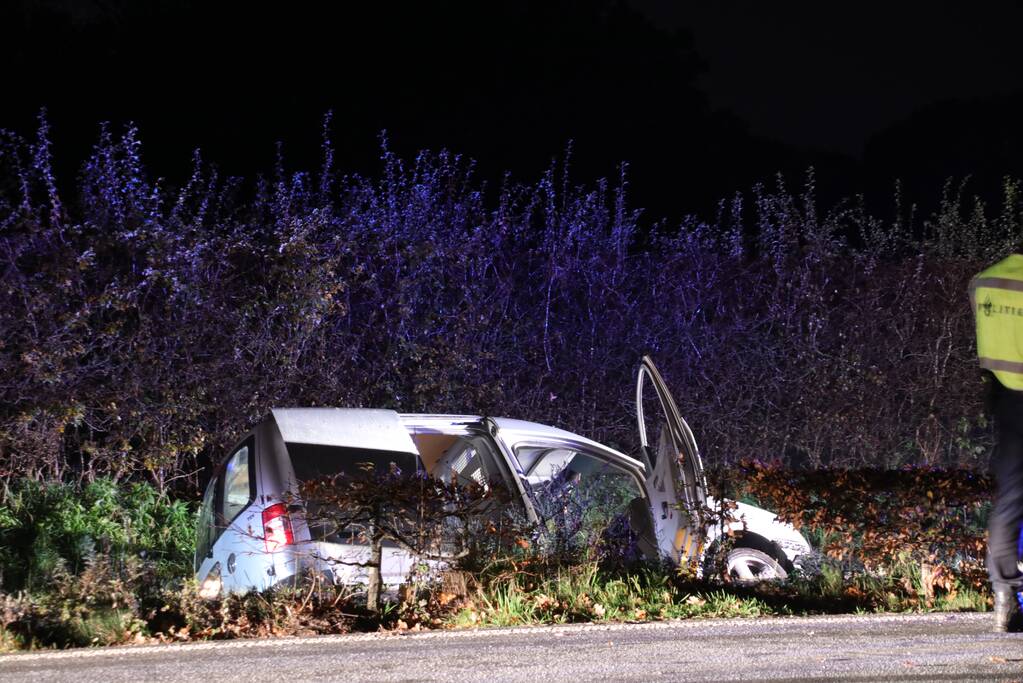 Bestelbus belandt in de sloot na achtervolging door de politie