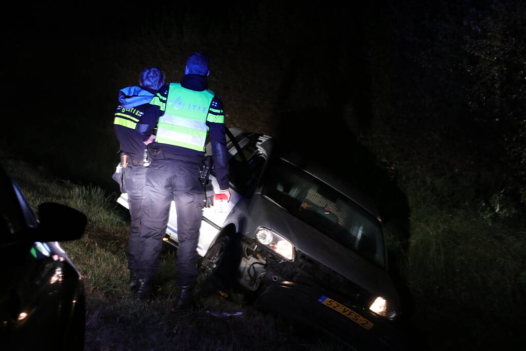 Bestelbus belandt in de sloot na achtervolging door de politie