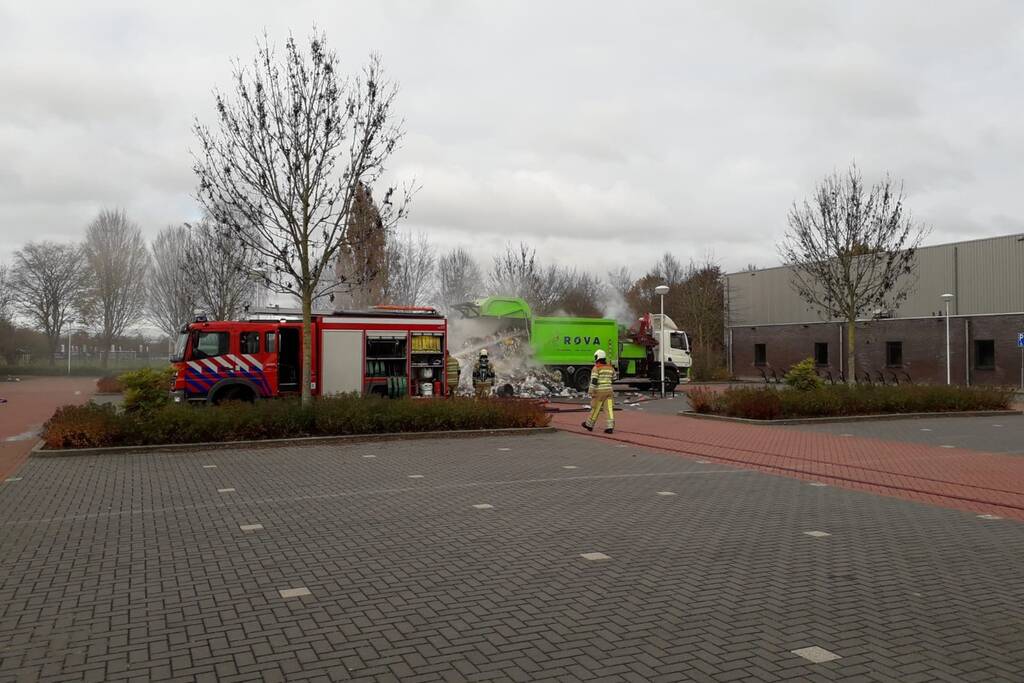 Vuilniswagen met huisvuil vliegt in brand
