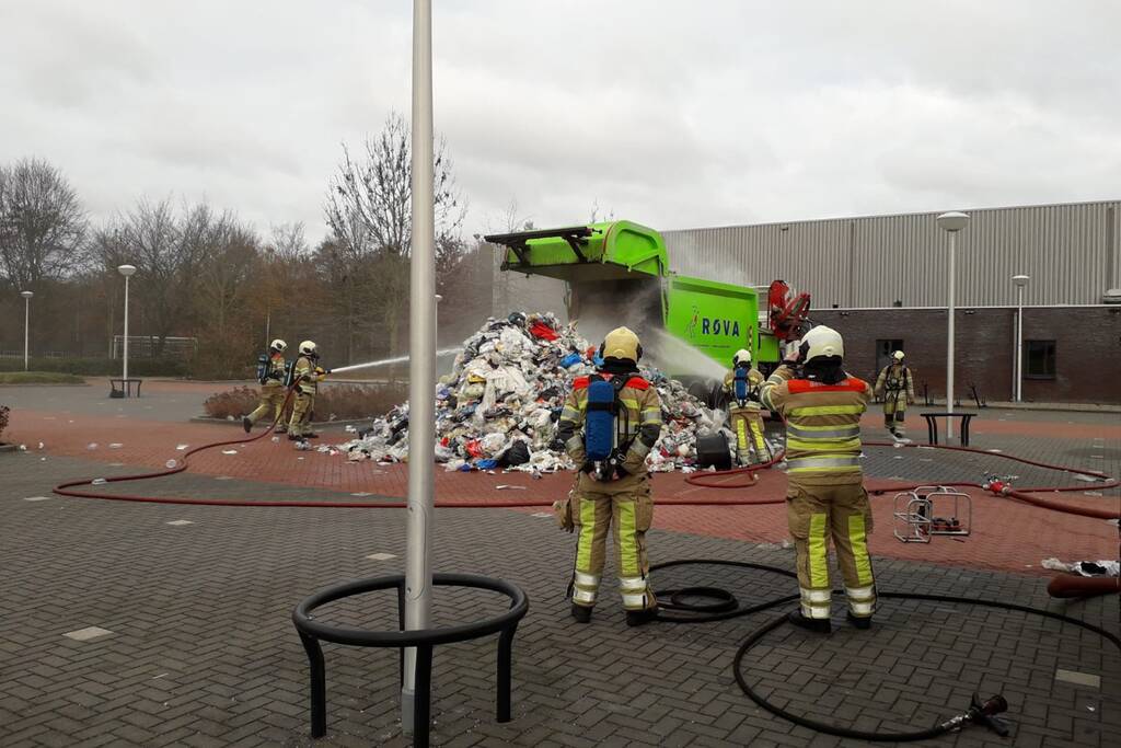 Vuilniswagen met huisvuil vliegt in brand