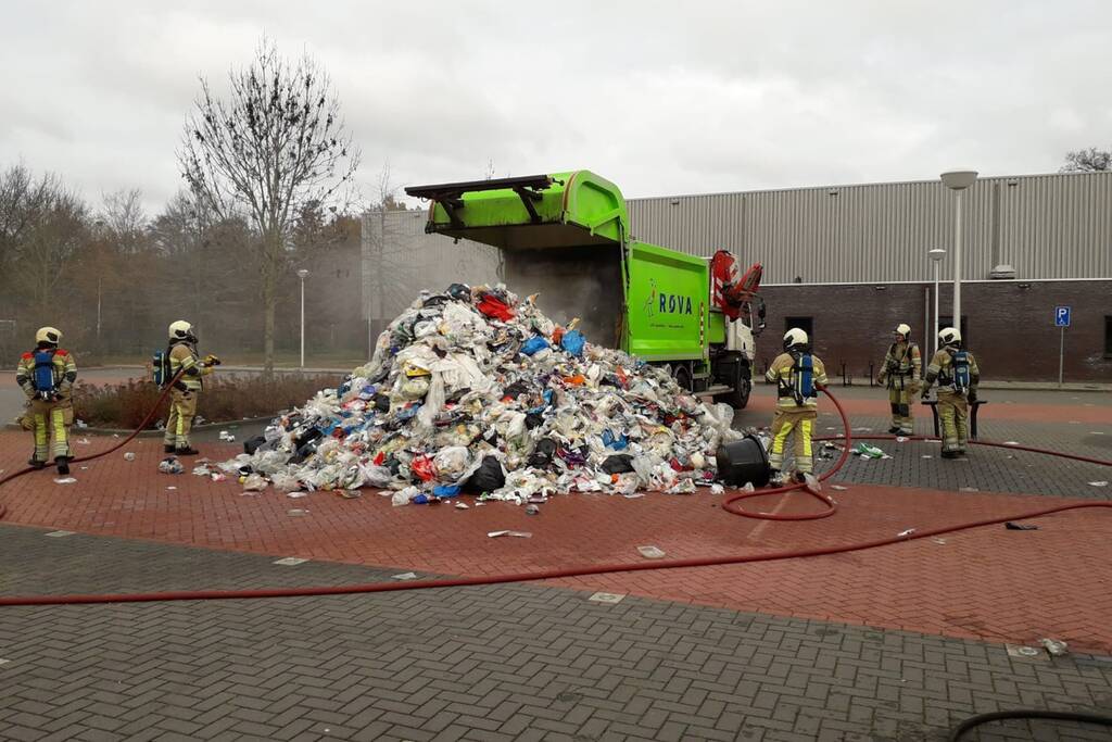 Vuilniswagen met huisvuil vliegt in brand