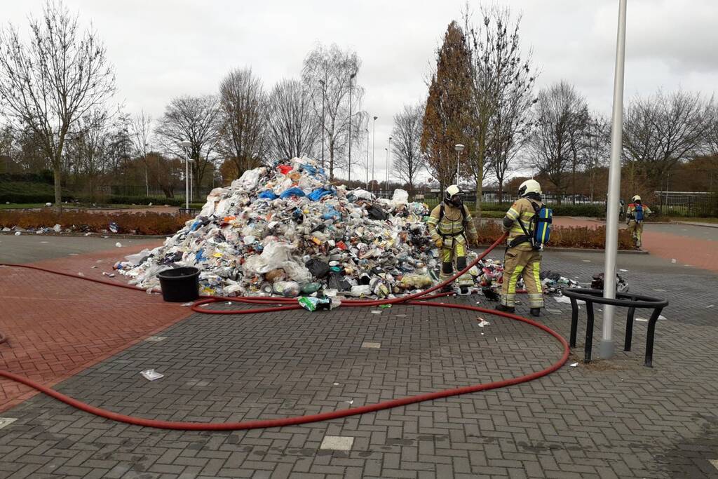Vuilniswagen met huisvuil vliegt in brand