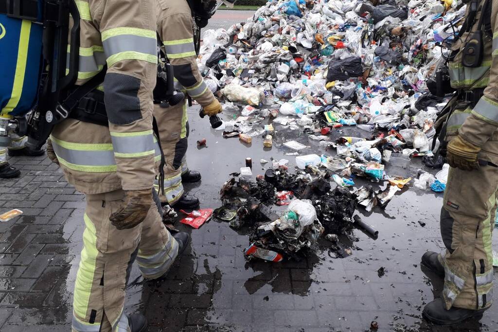 Vuilniswagen met huisvuil vliegt in brand