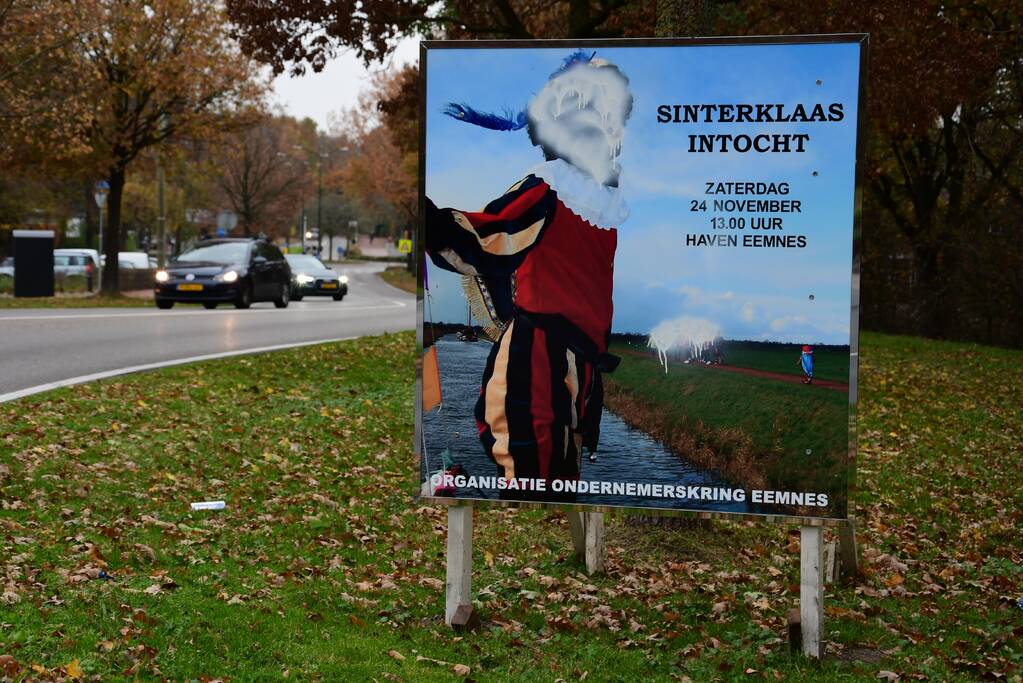 Sinterklaasintocht-bord beklad met anti Zwarte Piet verf