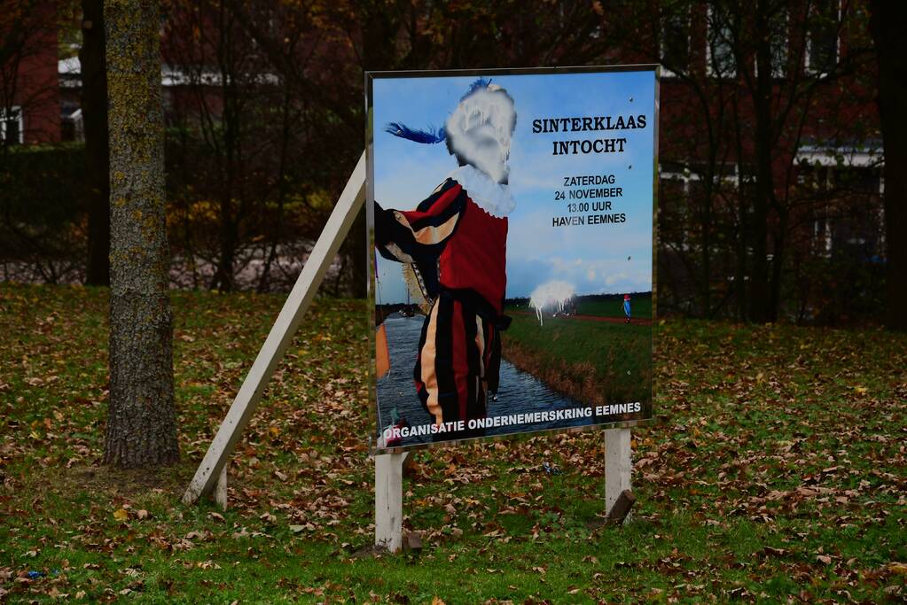 Sinterklaasintocht-bord beklad met anti Zwarte Piet verf