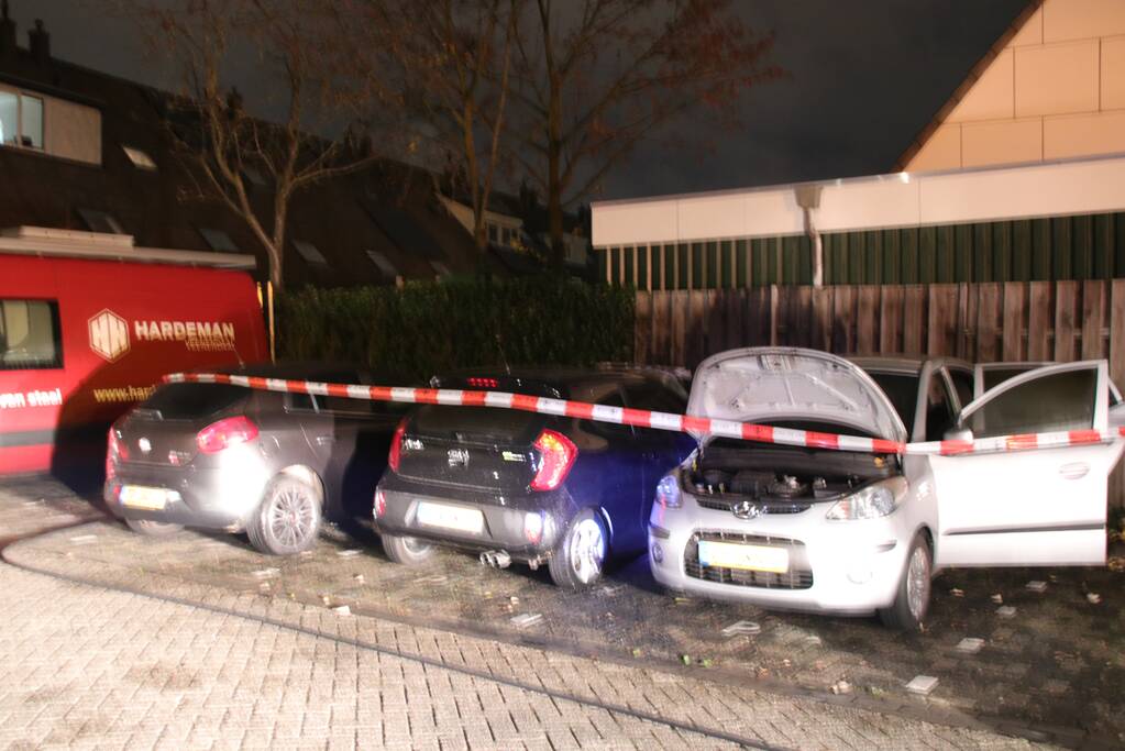 Drie auto's branden uit