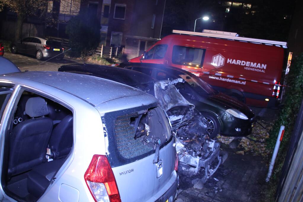 Drie auto's branden uit