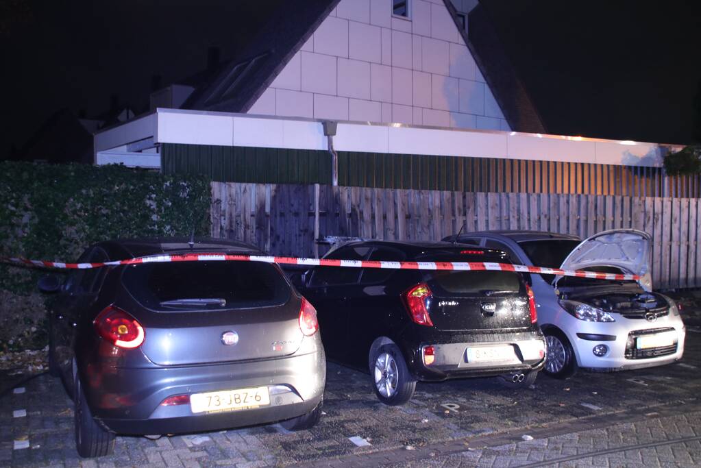 Drie auto's branden uit