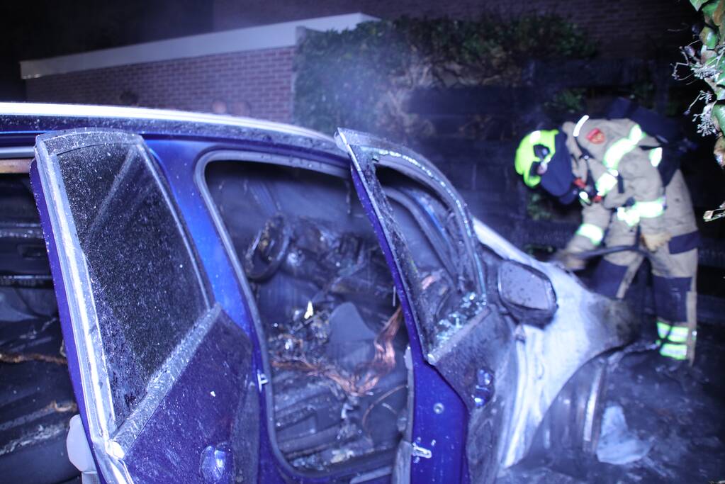 Geparkeerde auto brand uit